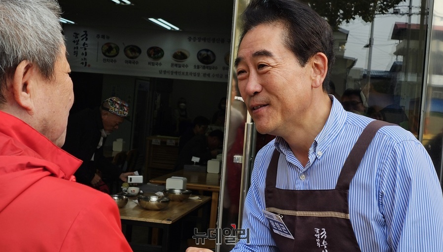 ▲ 윤희근 전 경찰청장 13일 청주 담쟁이의 국수이야기 166대 일일점장을 맡아 고객을 반갑게 맞이하고 있다.ⓒ김정원 기자