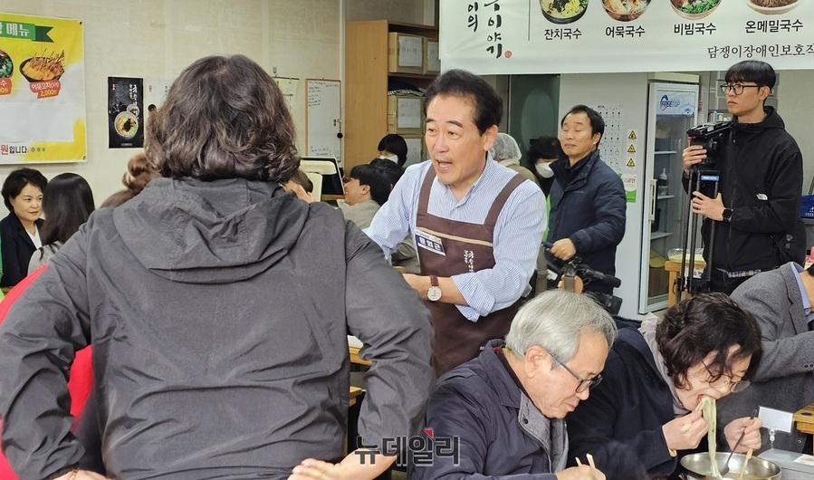 ▲ 윤희근 전 경찰청장 13일 청주 담쟁이의 국수이야기 166대 일일점장을 맡아 고객들에게 국수를 배식하고 있다.ⓒ김정원 기자