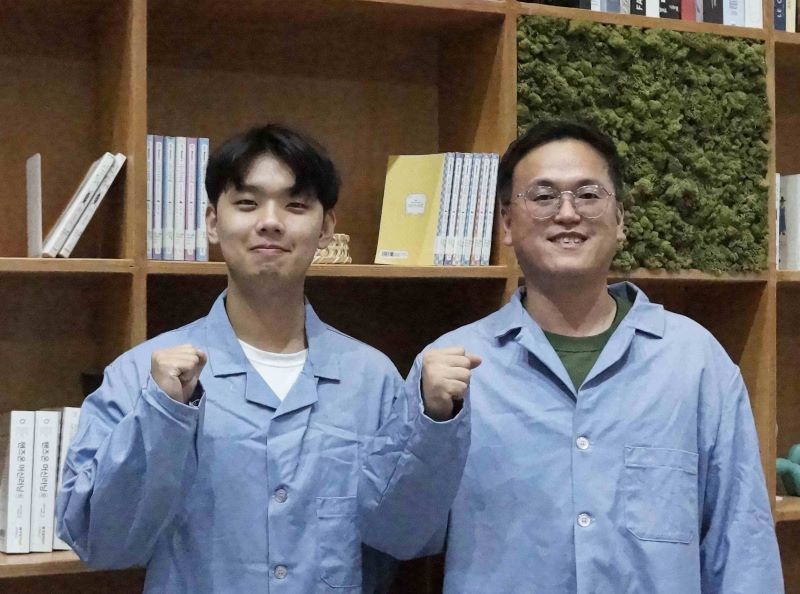 ▲ 빛으로 작동하는 스마트 센서를 개발한 한국기술교육대학교 에너지신소재화학공학부 에너지신소재공학전공 조윤행(왼쪽부터) 석사과정생과 심영석 교수.ⓒ한기대