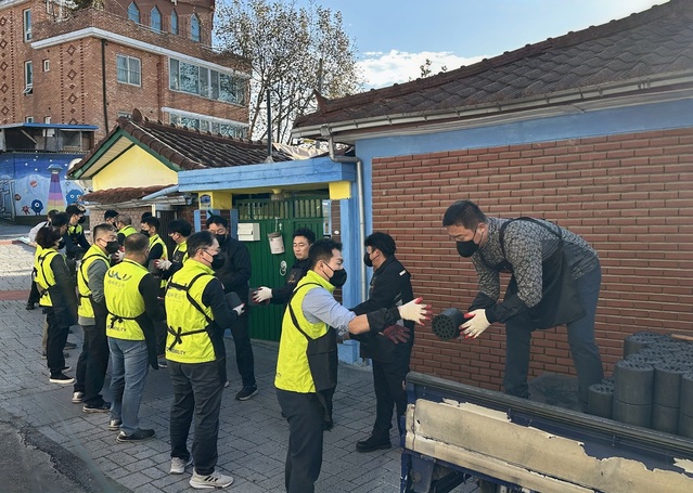 ▲ KGM은 평택시 관내 독거노인과 어려운 이웃 등 소외계층 지원과 더불어 함께 살아가는 사회적 가치 실현을 위해 ‘2025 평택연탄나눔은행’ 발대식에 참석해 후원금을 전달하고 연탄 나눔 봉사 활동을 했다. ⓒKGM