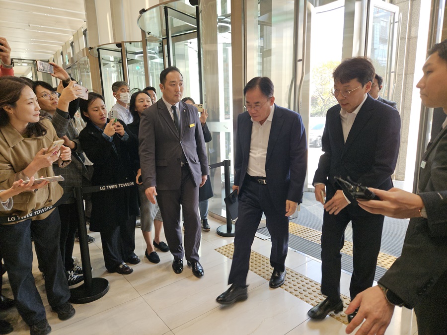 ▲ 정철동 LG디스플레이 사장이 13일 서울 여의도 LG트윈타워에 방문한 모습ⓒ윤아름 기자