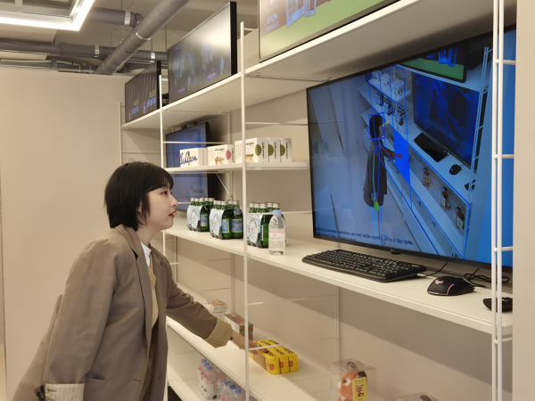 ▲ AI가 소비자가 상품을 집는 행동을 포착했다. ⓒ유다정 기자