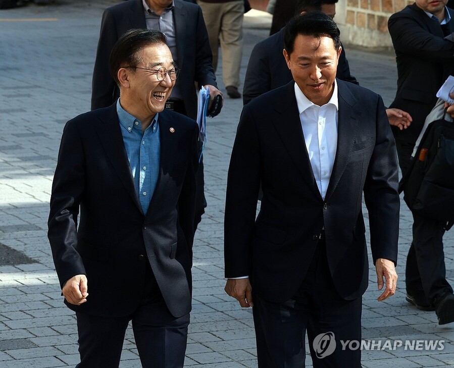 ▲ 김윤덕 국토교통부 장관과 오세훈 서울시장이 13일 서울 중구 달개비에서 서울 주택 공급 방안 등을 논의한 뒤 함께 이동하고 있다. ⓒ연합뉴스