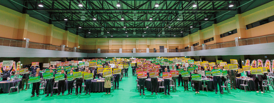 ▲ 합천군은 13일 합천군 이장연합회 한마음 대회에서“오도산 양수발전소 반드시 유치하자”라는 구호를 외치며 유치 염원을 집결했다.ⓒ합천군