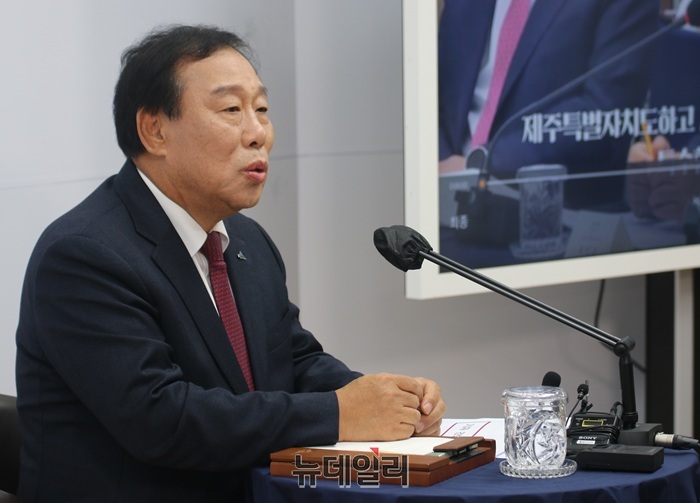 ▲ 최민호 세종시장이 13일 오후 세종시청 정음실에서 기자간담회를 열고 전날 열린 중앙지방협력회의와 한일시장지사회의 참석 결과를 설명하고 있다.ⓒ이길표 기자