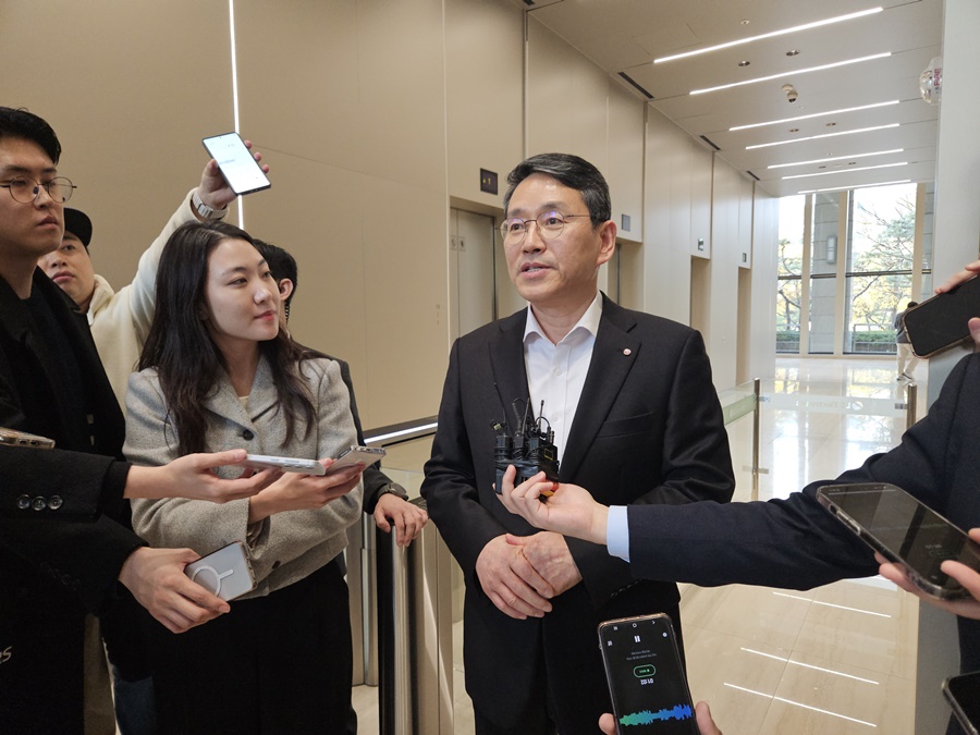 ▲ 조주완 LG전자 사장이 13일 오후 서울 여의도 LG트윈타워에서 기자들과 만나 이야기 하고 있다.ⓒ윤아름 기자