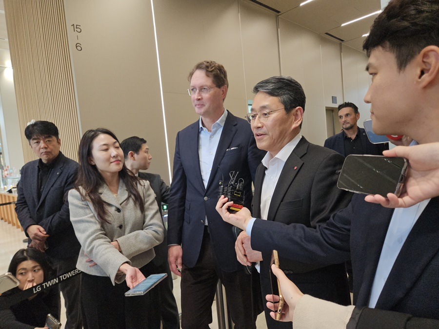 ▲ 올라 칼레니우스 메르세데스-벤츠 회장과 조주완 LG전자 사장이 13일 오후 서울 여의도 LG트윈타워에서 기자들과 만나 이야기 하고 있다.ⓒ윤아름 기자