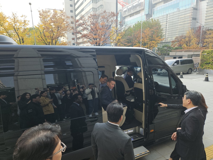▲ 조주완 LG전자 사장이 13일 오후 서울 여의도 LG트윈타워에서 회동 직후 올라 칼레니우스 메르세데스-벤츠 회장을 배웅하고 있다.ⓒ윤아름 기자