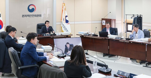 ▲ 최원호 원자력안전위원회 위원장이 13일 서울 중구  원자력안전위원회 대회의실에서 열린 제224회 원자력안전위원회 회의에서 위원들과 안건에 대해 논의하고 있다. ⓒ원안위