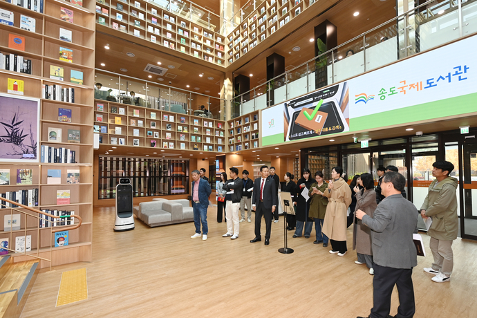 ▲ 이재호 인천 연수구청장이 13일 송도국제도서관에서 신긍우 연수구립도서관장으로부터 주요 시설에 대한 설명을 듣고 있다. ⓒ 연수구 제공