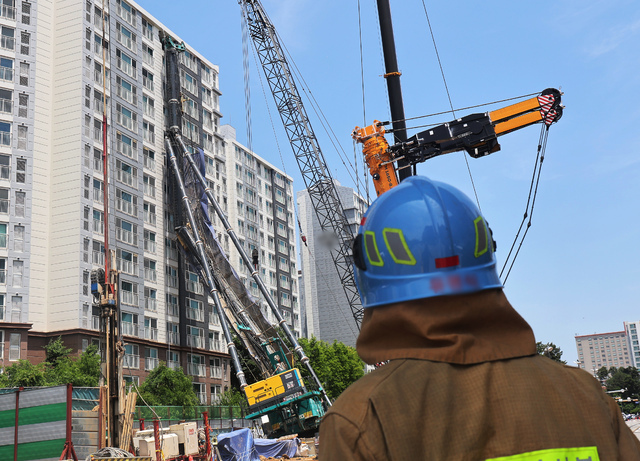 ▲ 경기 용인특례시 기흥구 서천동 인덕원~동탄 복선전철 공사 현장에서 항타기가 인근 아파트 건물 벽면에 쓰러져 있는 모습 ⓒ연합뉴스