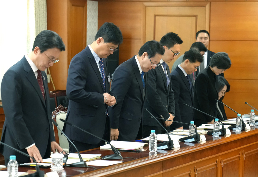 ▲ 김영록 전라남도지사가 12일 정부서울청사에서 열린 ‘12·29여객기참사 피해자 지원·추모위원회 제1차 회의’에서 피해자들에 대한 묵념을 하고 있다.ⓒ전라남도 제공