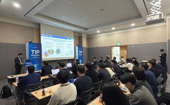 ▲ 한국수자원공사(K-water)가 13일 대구 엑스코에서 열린 '대한민국 국제물주간(KIWW) 2025'에서 '민관협력 디지털·AI 물 산업 콘퍼런스' 세션을 개최했다. ⓒ한국수자원공사