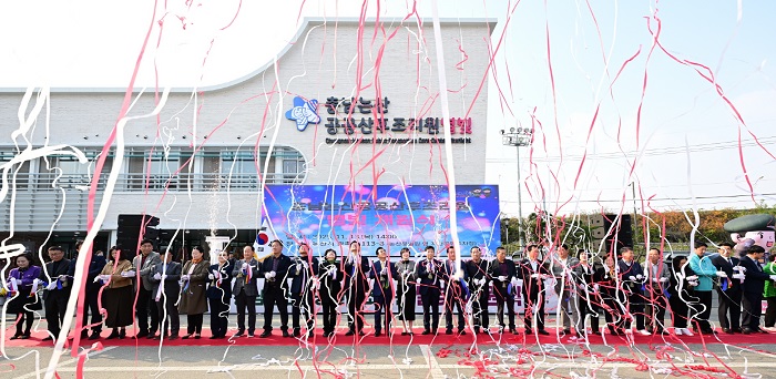 ▲ 13일‘충남논산공공산후조리원 별빛’ 개원식에서 참석자들이 테이프커팅을  
하고 있다.ⓒ논산시