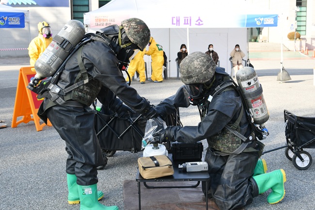 ▲ 강원 화천군 보건의료원이 13일 화천청소년수련관에서 지역 유관기관과 합동으로 '2025년 생물테러 대응 대규모 훈련'을 실시했다. ⓒ화천군