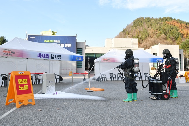 ▲ 강원 화천군 보건의료원이 13일 화천청소년수련관에서 지역 유관기관과 합동으로 '2025년 생물테러 대응 대규모 훈련'을 실시했다. ⓒ화천군
