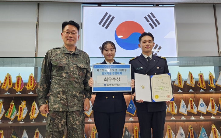 ▲ 가톨릭대 학생군사교육단 소속 후보생이 지난 6일 육군학생군사학교에서 열린 제2회 대학생 안보학술 경연대회에서 최우수상을 받았다. 왼쪽부터 이남술 육군학생군사학교 교무처장(대령)과 윤은설, 윤희준 가톨릭대 학군사관후보생.ⓒ가톨릭대