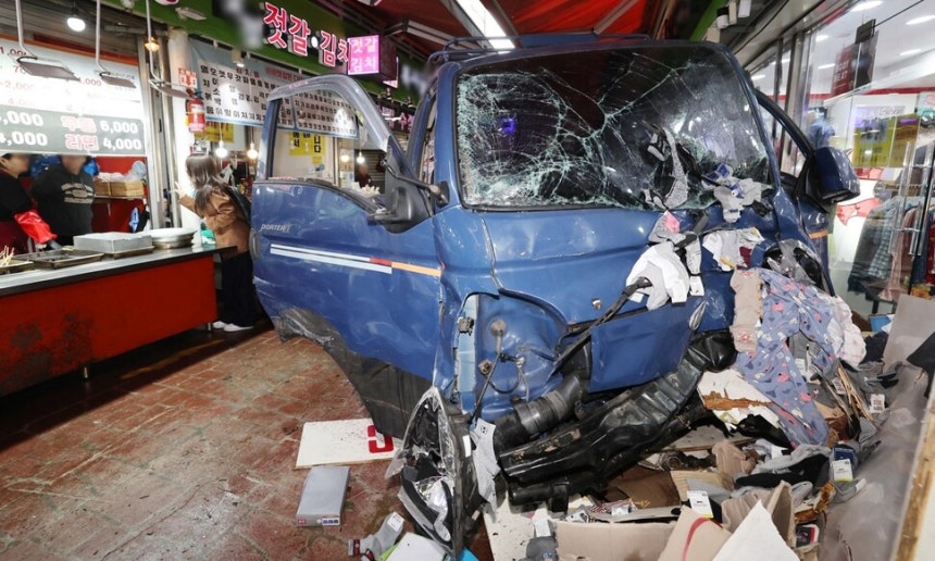 ▲ 부천 시장 트럭 돌진 사고 모습. ⓒ연합뉴스