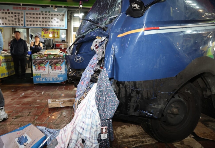 ▲ 부천 시장 트럭 돌진 사고 모습. ⓒ연합뉴스