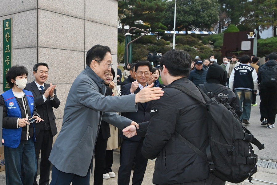 ▲ 임종식 경북교육감은 13일 아침 2026학년도 대학수학능력시험 제80(포항)지구 제1시험장인 포항고등학교를 찾아 수험생들에게 응원의 메시지를 전했다.ⓒ경북교육청