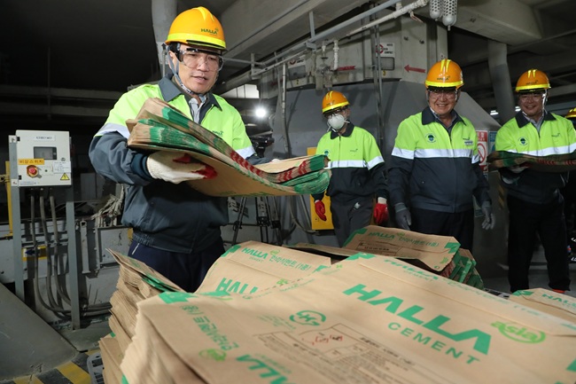 ▲ 김진태 강원특별자치도지사가 13일 강릉시 옥계면 한라시멘트(주) 생산공장을 방문해 11월 '도민속으로' 현장행보를 이어갔다. ⓒ강원특별자치도