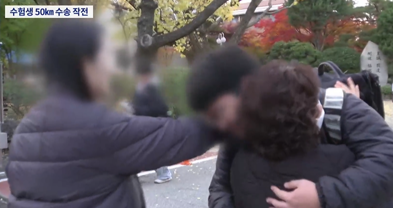 ▲ 수능 끝, 해방이다. 수능한파가 없었던 2026학년도 수능시험은 13일 전국에서 일제히 치러진 가운데 무사히 마무리됐다. 수능시험을 마친 학생들이 교문을 나서면서 수능시험에서 벗어난 해방감을 만끽했다. 충청권에서는 이번 수능시험에 5만5281명이 응시했다. 학생들은 이번 수능이 작년보다 다소 어려웠다는 시험 결과를 내놨다.ⓒ조선TV뉴스 캡처