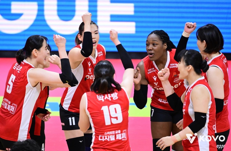 ▲ 페퍼저축은행이 시마무라의 맹활약을 앞세워 '디펜딩 챔피언' 흥국생명을 꺾고 단독 2위로 올라섰다.ⓒKOVO 제공