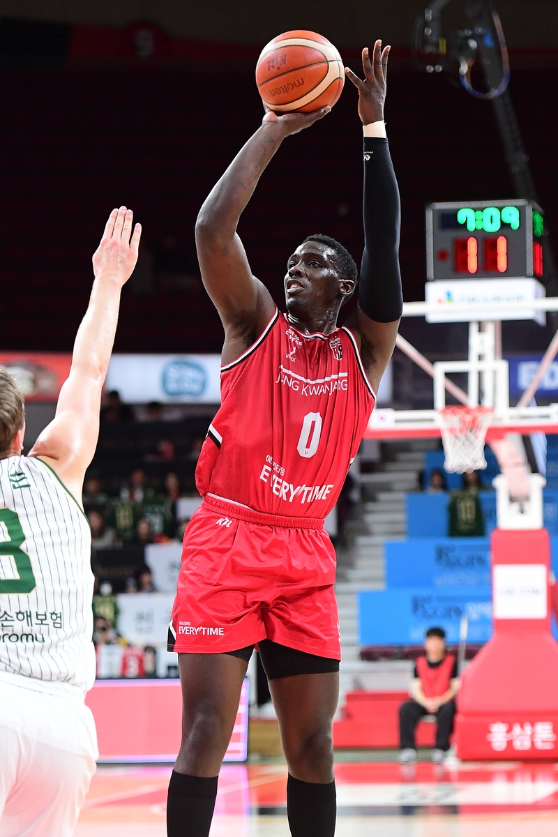 ▲ 정관장이 30점을 폭발한 오브라이언트의 활약에 앞세워 DB를 대파하고 '공동 1위'에 복귀했다.ⓒKBL 제공