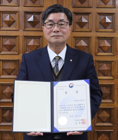 ▲ 도순구 세종도시교통공사 사장이 최근 행정안전부와 한국일보가 공동 주최한 ‘2025 대한민국 일자리 어워드’에서 일자리 창출 성과를 인정받아 산업통상자원부 장관상을 받고 기념촬영을 하고 있다.ⓒ세종도시교통공사