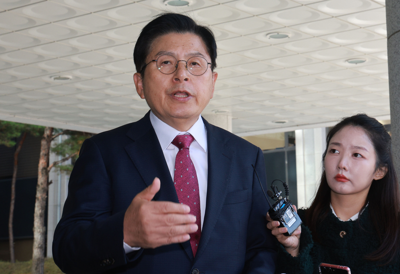 ▲ 황교안 전 국무총리가 지난 12일 서울 서초구 서울고검에 마련된 내란 특검 사무실로 체포되며 입장을 밝히고 있다. /연합뉴스