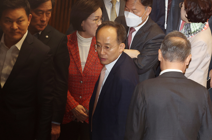 ▲ 추경호 국민의힘 의원이 지난 13일 오후 서울 여의도 국회에서 열린 본회의에서 원자력안전위원회 위원 추천안에 대한 투표가 시작되자 이석하고 있다. ⓒ뉴시스