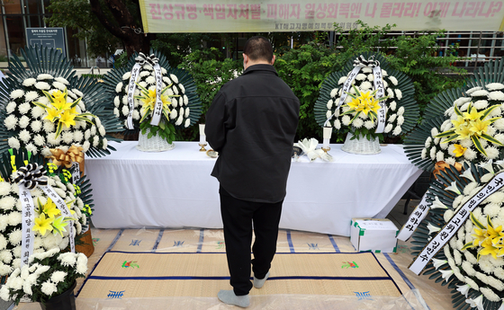 ▲ 민중기 김건희 특별검사팀 사무실이 있는 서울 광화문 KT웨스트빌딩 앞 인도에 '양평 공흥지구 특혜 의혹'과 관련해 수사를 받다 숨진 채 발견된 양평군 공무원 A씨의 분향소가 마련돼 있다. ⓒ연합뉴스