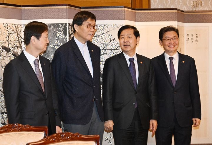 ▲ 구윤철 부총리 겸 기획재정부 장관이 14일 서울 종로구 정부서울청사에서 열린 시장상황점검회의에서 기념촬영을 하고 있다. 왼쪽부터 이찬진 금융감독원장, 이창용 한국은행 총재, 구 부총리, 이억원 금융위원장. ⓒ기재부