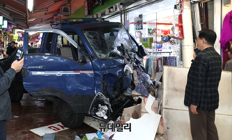 ▲ 지난 13일 오전 10시54분께 부천시 오정구 원종동 제일시장에 1t 트럭이 돌진해 60대 여성과 70대 여성 등 2명이 숨지고 19명이 다치는 사고가 발생했다. ⓒ뉴데일리 DB