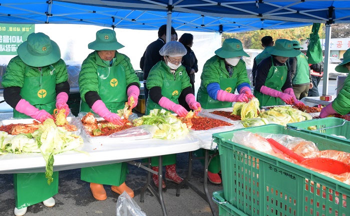 ▲ 충남 논산시새마을회가 11일부터 13일까지 ‘사랑의 김장 담그기’ 행사를 하고 있다.ⓒ논산시