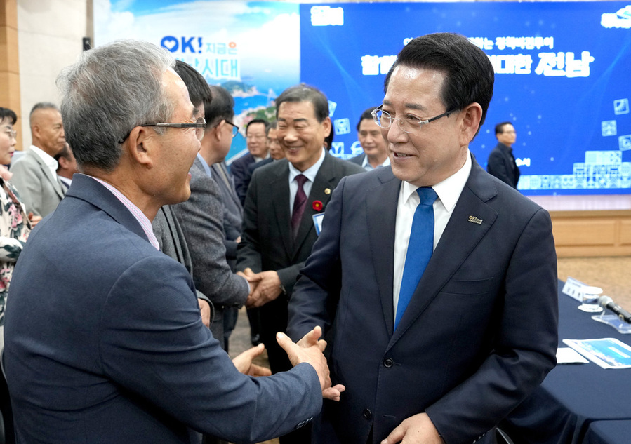 ▲ 김영록 전라남도지사가 13일 여수시청 대회의실에서 열린 ‘여수시 정책비전 투어’ 행사에서 참석자들과 인사를 나누고 있다.ⓒ전라남도 제공