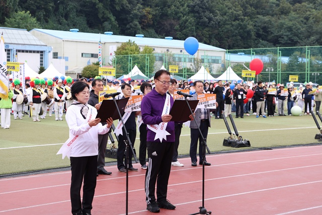 ▲ '군포시 철도지하화 범시민추진위원회'가 지난 10월 9일 철도지하화 제1차 시민결의대회를 진행하고 있다. ⓒ군포시 제공