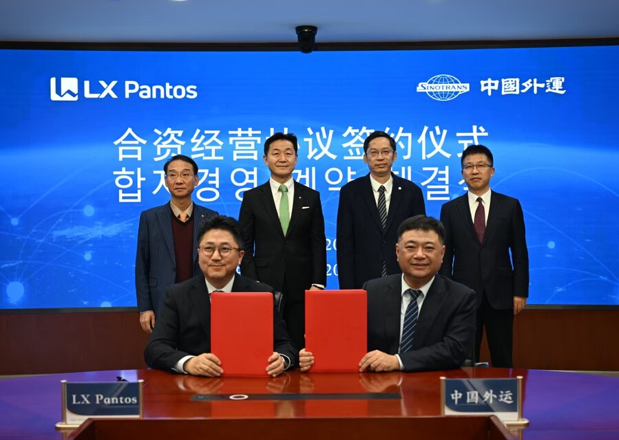▲ 양사 관계자들이 한·중 복합운송 전문 합작법인 설립 계약 기념사진을 촬영하고 있다. ⓒLX판토스