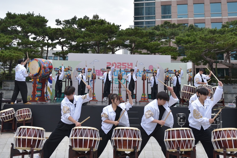 ▲ 대구시가 주최하고 대구행복진흥원이 주관한 ‘제2회 대구청소년성장한DAY’가 지난 8일 국채보상운동기념공원에서 청소년, 지도자, 학부모 등 500여 명이 참여한 가운데 열렸다(‘대구청소년성장한DAY’행사 중 대구관광고등학교 두드림 난타부의 무대 공연 모습).ⓒ대구행복진흥원