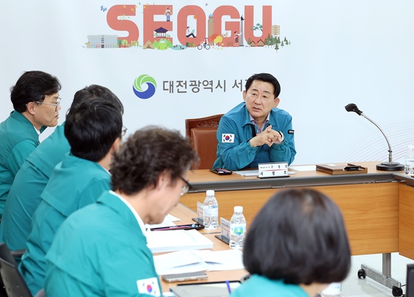 ▲ 서철모 서구청장이 지난 13일 재난안전대책본부에서 ‘겨울철 재난 안전 관리 대책 점검 회의’를 주재하고 있다.ⓒ대전 서구