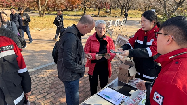 ▲ 동부지방산림청이 14일 가을철 산불조심기간에 맞춰 단풍철 탐방객이 많은 설악산국립공원에서 산불예방 유관기관 합동 캠페인을 실시했다. ⓒ동부지방산림청