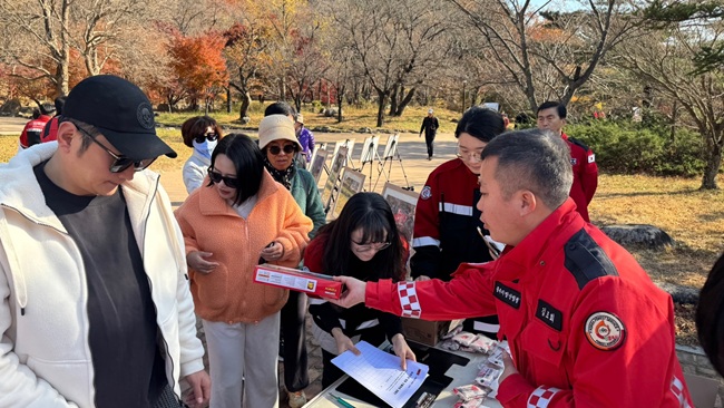▲ 동부지방산림청이 14일 가을철 산불조심기간에 맞춰 단풍철 탐방객이 많은 설악산국립공원에서 산불예방 유관기관 합동 캠페인을 실시했다. ⓒ동부지방산림청
