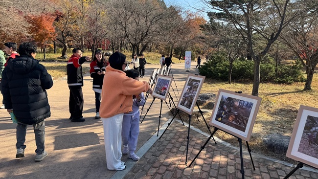 ▲ 동부지방산림청이 14일 가을철 산불조심기간에 맞춰 단풍철 탐방객이 많은 설악산국립공원에서 산불예방 유관기관 합동 캠페인을 실시했다. ⓒ동부지방산림청