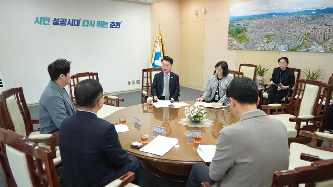 ▲ 육동한 춘천시장이 14일 통합돌봄 강화를 위해 물리치료 전문인력과 협력 방안을 논의했다. ⓒ춘천시