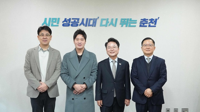 ▲ 육동한 춘천시장이 14일 통합돌봄 강화를 위해 물리치료 전문인력과 협력 방안을 논의했다. ⓒ춘천시