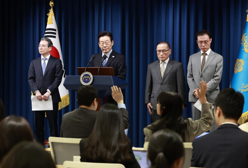 ▲ 이재명 대통령이 14일 서울 용산 대통령실에서 한·미 간 관세·안보 합의를 문서화하는 '조인트 팩트시트(JFS·합동설명자료)' 관련 발표를 마친 뒤 취재진 질문을 받고 있다. 왼쪽부터 김용범 정책실장, 이 대통령, 위성락 국가안보실장, 이규연 홍보소통수석. ⓒ뉴시스