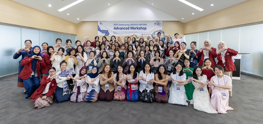 ▲ 2025 숙명 UNESCO UNITWIN 초청연수 개회식에서 참석자들이 단체 기념사진을 찍고 있다.ⓒ숙명여대