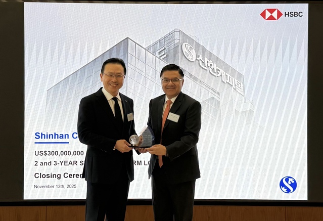 ▲ 신한캐피탈(사장 전필환)은 지난 13일 3억 달러 규모의 해외 신디케이트론 조달에 성공했다고 14일 밝혔다. 전필환 사장(사진왼쪽)이 홍콩에서 주간사 HSBC와 신디케이트론 외화차입 서명식을 하는 모습ⓒ신한캐피탈