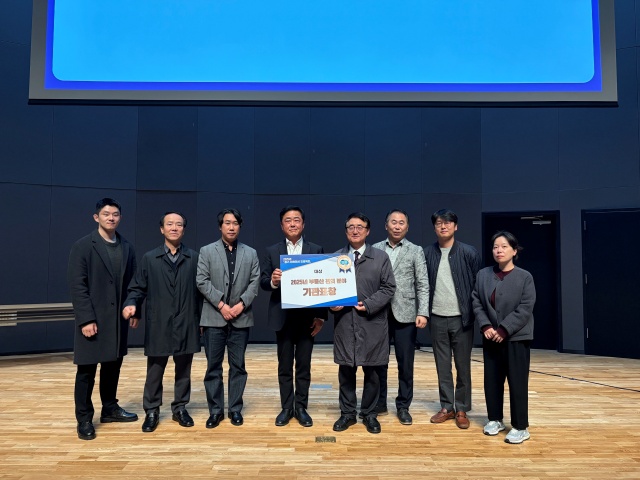 ▲ 성남시 관계자들이 경기 안전전세 프로젝트 대상 수상 후 기념촬영을 하고 있다. ⓒ성남시 제공