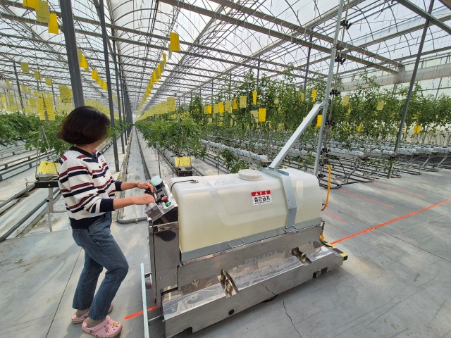▲ 농업인 안전을 위한 자동방제 로봇 시범사업 모습ⓒ평택시 농업기술센터 제공